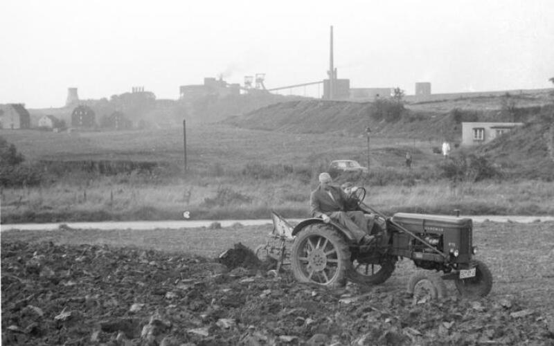 Traktor vor Fabrik