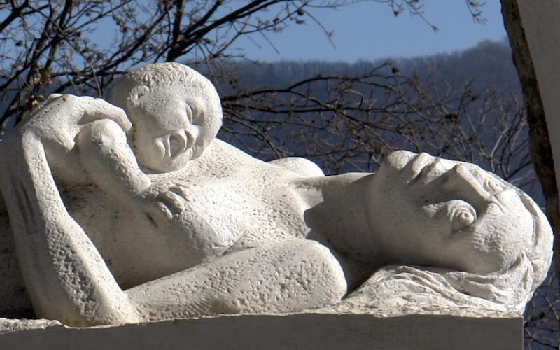 Sant' Anna di Stazzema, Skulptur Mutter und Kind (im Mahnmal)