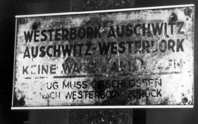 Zuglaufschild Westerbork-Auschwitz. Public Domain