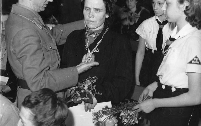 Auszeichnung einer Mutter in der Berliner Litzmannschule 17.5.1943