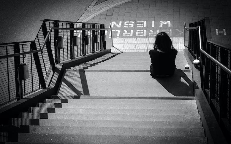 Person auf einer Treppe