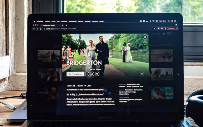 Laptop Desktop mit geöffnetem Netflix-Account der Serie Bridgerton
