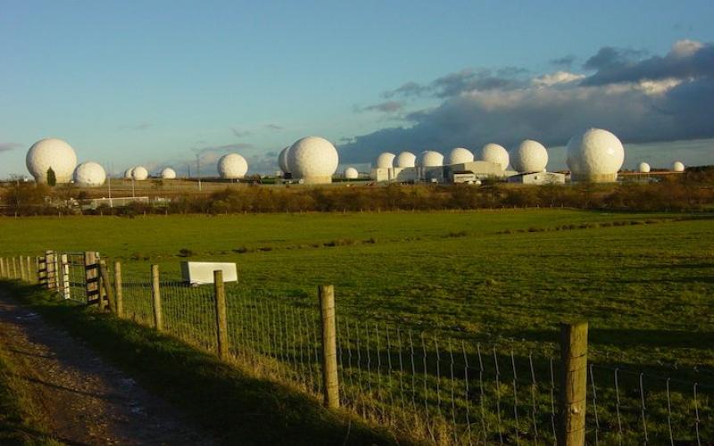 Radome in Menwith Hill, ein Stützpunkt der Royal Air Force in North Yorkshire, England