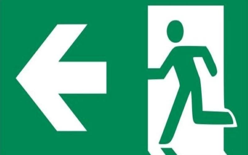 Rettungszeichen E002: Rettungsweg/Notausgang mit Zusatzzeichen (Richtingspfeil)