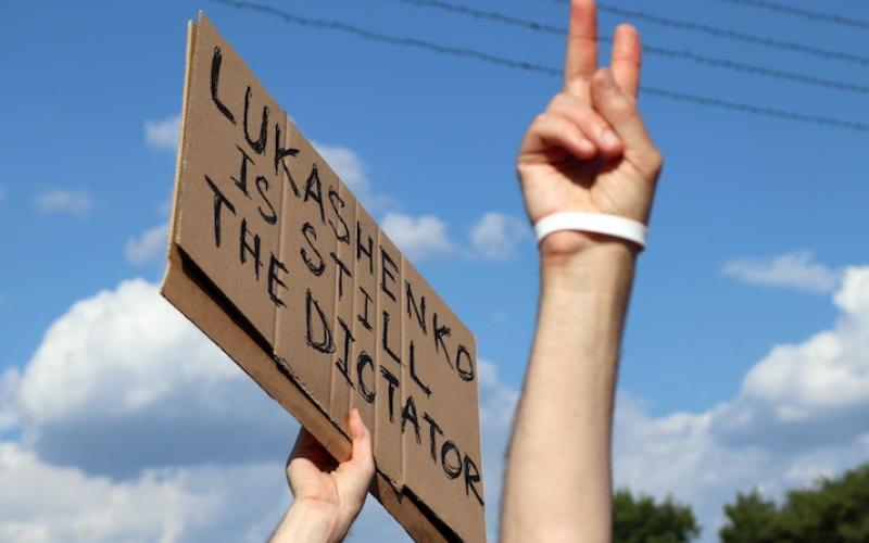Protest in Belarus, Minsk, Schild mit der Aufschrift: Lukashenko is still the Dictator