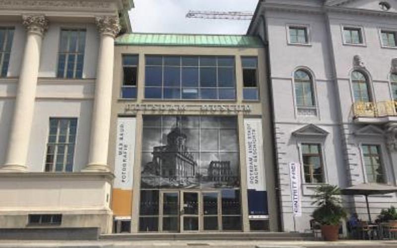 Foto: Fassade des Potsdam Museums gekleidet in eine Max Baur Fotografie des alten Potsdams