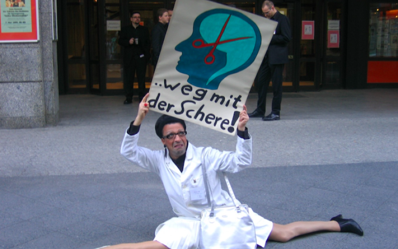Aktivistin Fatma Souad bei einem Protest gegen den medizinischen Umgang mit intergeschlechtlichen Kindern in Berlin am 23.4.2005