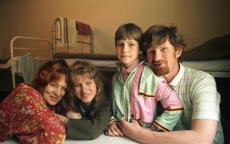 Eine Familie aus Sibirien im Durchgangslager für Aussiedler und Flüchtlinge Friedland