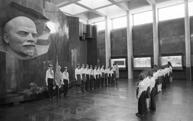 "Pavilion-museum Vladimir Lenin's Funeral Train". Third-form schoolchildren from School No 54 (Moskvoretsky District, Moscow) 1984
