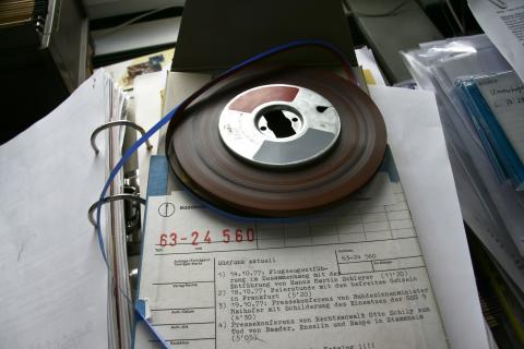 Ein Tonband des Südwestrundfunks (SWR) in Stuttgart enthält archivierte Originaltöne aus dem "Deutschen Herbst" 1977, u.a. mit einem Bericht über die Entführung von Hanns Martin Schleyer und dem Mitschnitt einer Pressekonferenz des Rechtsanwalts Otto Schily zum Tod von Andreas Baader, Gudrun Ensslin und Jan Carl Raspe in Stuttgart/Stammheim.