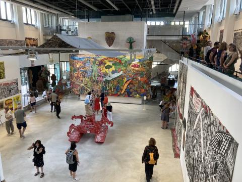 Das Hallenbad Ost während der documenta fifteen, in dem Werke des indonesischen Künstler-Kollektivs Taring Padi gezeigt werden