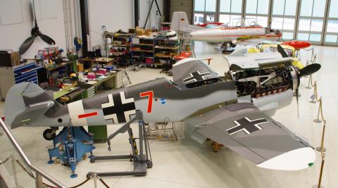 Ein Jagdflugzeug vom Typ Messerschmitt Me 109 im Flugmuseum Messerschmitt (2024)