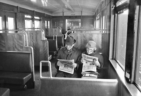 Berlin S-Bahn 1995, Lesende Senioren; Foto von Gerd Danigel,
