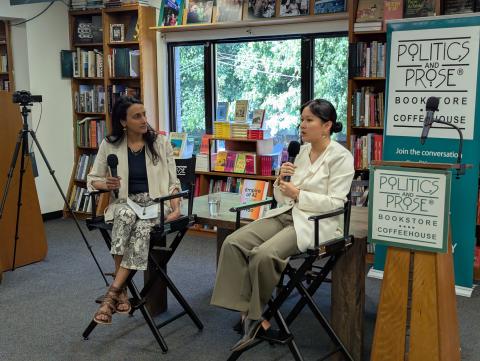 Karen Hao spricht über "Empire of AI Dreams and Nightmares in Sam Altman's OpenAI" bei Politics and Prose mit Bina Venkataraman. 
