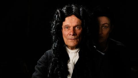 Der Unviersalgelehrte Gottfried Wilhelm Leibniz (Edgar Selge) soll von einer Künstlerin (Aenne Schwarz) porträtiert werden. (©️ Ella Knorz)