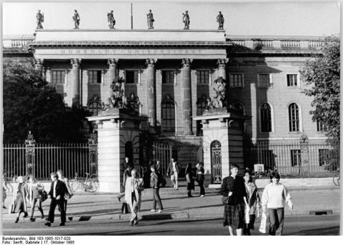 Bild vom Hauptgebäude der Humboldt-Universität zu Berlin vom 17.10.1985. Bundesarchiv, Bild 183-1985-1017-020 / CC-BY-SA 3.0
