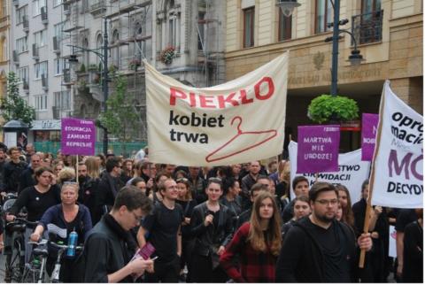 Proteste in Polen gegen Verschärfung des Abtreibungsgesetzes, „Die Hölle der Frauen“. Silar, CC BY-SA 4.0, via Wikimedia Commons.