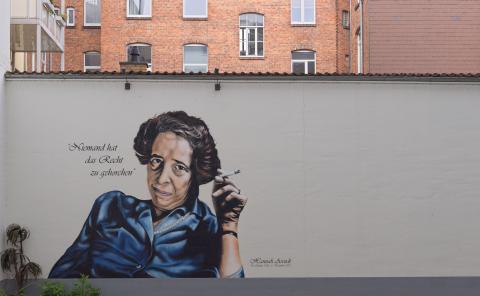 Hannah Arendt im Hof ihres Geburtshauses. Foto: Hannes Grobe (2024), CC BY-SA 4.0, Wikimedia Commons.