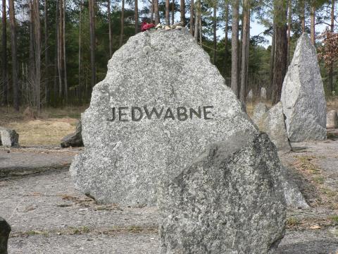Stein mit der geschichtsverfälschenden Inschrift „Jedwabne“ auf dem Gelände des ehemaligen NS-Vernichtungslager Treblinka II. Es handelt sich um eine in Stein gemeißelte Lüge in puncto Täterschaft und den Tatort des Verbrechens. Die gesamte jüdische Gemeinschaft von Jedwabne wurde nicht von den Deutschen in Treblinka II ermordet. Foto: Katrin Stoll, 31. März 2022