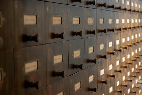 Aktenschrank mit Fächern