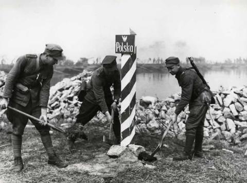 Drei Soldaten markieren 1945 die deutsch-polnische Grenze