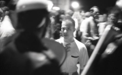 Ein rechter Jugendlicher auf Konfrontationskurs mit der Polizei während der rassistischen Ausschreitungen in Quedlinburg, September 1992.