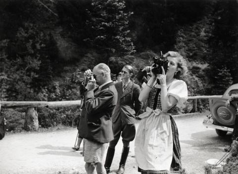 Eva Braun fotografiert, im Hintergrund Nazimänner, die ebenfalls fotografieren