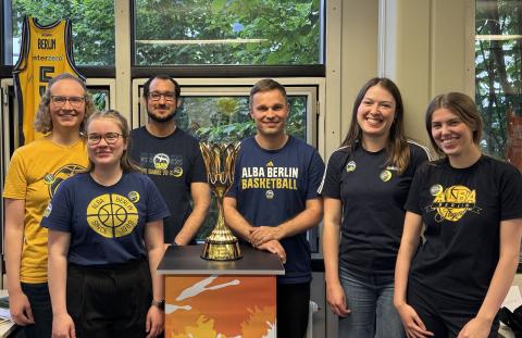 Ausstellungsteam mit Conrad Ziesch vom 28.15 Basketballmuseum.