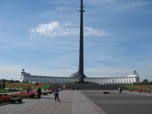 Aufgang zum „Siegespark“ (Park Pobedy) mit Obelisk  von Z. Cereteli und Hauptgebäude (© Lars Karl)
