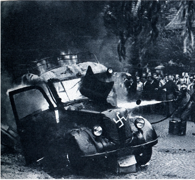Jüdische Displaced Persons demonstrieren im August 1949 in München gegen Antisemitismus in der „Süddeutschen Zeitung“ und versehen einen Polizeiwagen mit einem Hakenkreuz