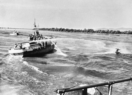Ein sowjetisches Kampfschiff beschießt auf dem Ussuri mit einem Wasserwerfer einen chinesischen Fischer, 6. Mai 1969.