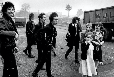The Clash und Caroline Coon während der Fotosession im Westen Belfasts, Oktober 1977 The Clash und Caroline Coon während der Fotosession im Westen Belfasts, Oktober 1977