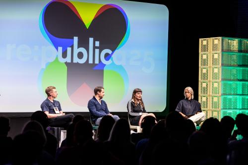 Bild der Session: Zwischen Mahnmal und Meme: Die NS-Vergangenheit im Social Media Zeitalter mit den Speakern Mirko Drotschmann, Susanne Siegert, Jakob Schergaut und Victoria Reichelt