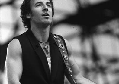 Springsteen-Konzert beim 5. Berliner Rocksommers © Bundesarchiv, Bild 183-1988-0719-38, Fotograf: Uhlemann, Thomas, 19.07.1988, Quelle: Wikimedia Commons (CC BY-SA 3.0 DE)