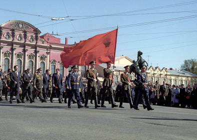 © RIA Novosti archive, image #807990 / Alexey Koksharov / CC-BY-SA 3.0. Titel: Participants of rally at Anichkov Bridge on Victory Day, 9 May 1998.