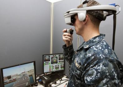 Ein U.S. Navy Offizier testet einen virtuellen Schiffssimulator.  © User: Official U.S. Navy Page, An officer tests a virtual shipboard trainer, 21.11.2012. Quelle: Flickr (CC BY 2.0)