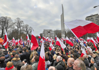 Eine vom „Komitee zur Verteidigung der Demokratie“ (Komitet Obrony Demokracji, KOD) organisierte Demonstration vor dem Sejm in Warschau im Dezember 2015. Foto: Adrian Grycuk, Wikimedia Commons, CC BY-SA 3.0 PL