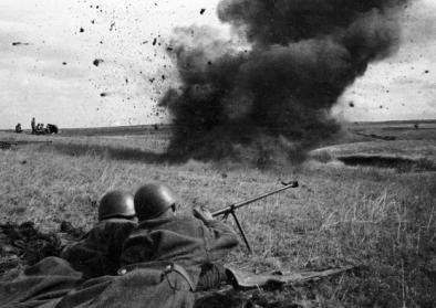 © RIA Novosti archive, image #4408 / N. Bode / CC-BY-SA 3.0: Panzerabwehrschützen schießen am Kursker Bogen. Russland, Region Kursk 20. Juli 1943