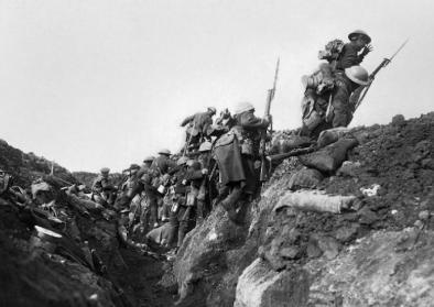 Zu Beginn der Schlacht an der Somme 1916 sollen britische Truppen den Graben verlassen haben. Das Foto wurde jedoch während einer Übungseinheit von Ivor Castle aufgenommen.