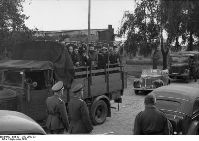  Transport verhafteter Juden auf einem LKW unter Bewachung von Polizei und Sicherheitsdienst. © Bundesarchiv, Bild 101I-380-0069-33 / Lifta / CC-BY-SA 3.0