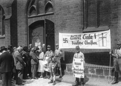 Kirchenwahl am 23.7.1933 in Berlin. SA-Männer vor der Marienkirche