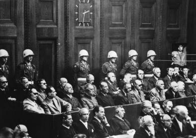 Blick auf die Anklagebank der Nürnberger Prozesse