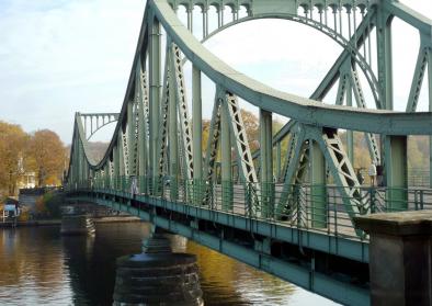 Glienicker Brücke im Jahr 2012. Zwischen 1962 und 1986 wurden hier drei Mal hochrangige Agenten aus der Sowjetunion und den USA gegeneinander ausgetauscht.  Foto: Manfred Brückels (Wikimedia Commons; CC-BY-SA 3.0 DE)