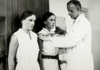 Zwillinge während der Untersuchung durch Otmar Freiherr von Verschuer, den von 1942 bis 1945 amtierenden Direktor des KWI für Anthropologie, menschliche Erblehre und Eugenik (Foto von 1930).
