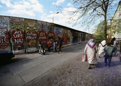 Leben an der Mauer in Kreuzberg am Leuschnerdamm, hier bemalt von dem Graffiti-Künstler Indiano (Jürgen Große), April 1990