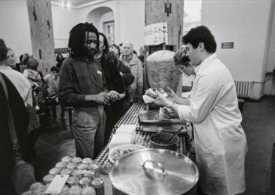 Döner-Verkauf in der Cafeteria im Hauptgebäude der Humboldt-Universität in Ost-Berlin, April 1990