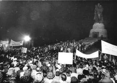 Demonstrationen am Sowjetischen Ehrenmal, 3.1.1990