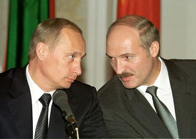 Wladimir Putin und Aleksandr Lukaschenko auf einer Konferenz in Moskau am 14. Mai 2002