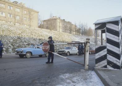 Die Grenze zwischen Estland (Narva) und Rußland (Ivangorod) am 1. Dezember 1991, Foto: Sergey KompanichenkoRIA Novosti archive, image #472705 / Sergey Kompanichenko / CC-BY-SA 3.0 (http://creativecommons.org/licenses/by-sa/3.0)], via Wikimedia Commons 