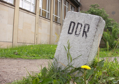 Grenzstein mit der Aufschrift "DDR"